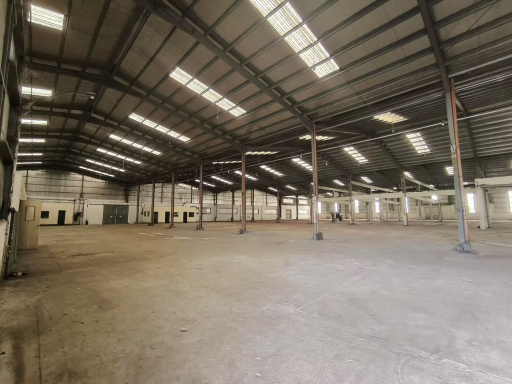 VALENZUELA WAREHOUSE — photo 3