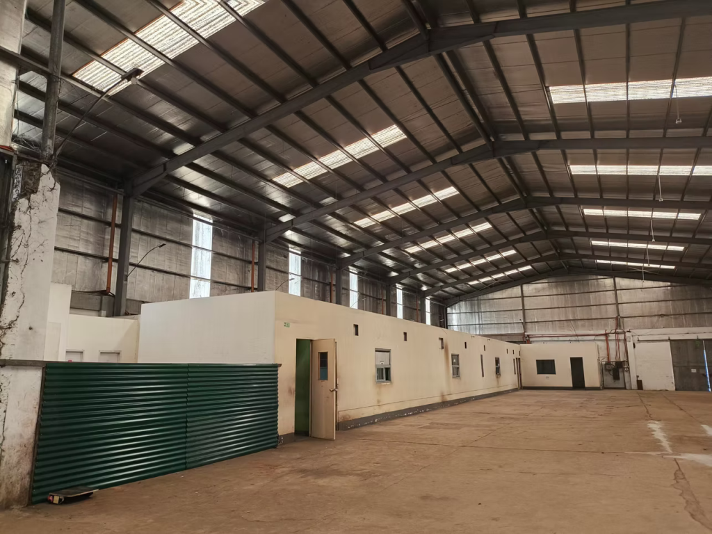 VALENZUELA WAREHOUSE — photo 4