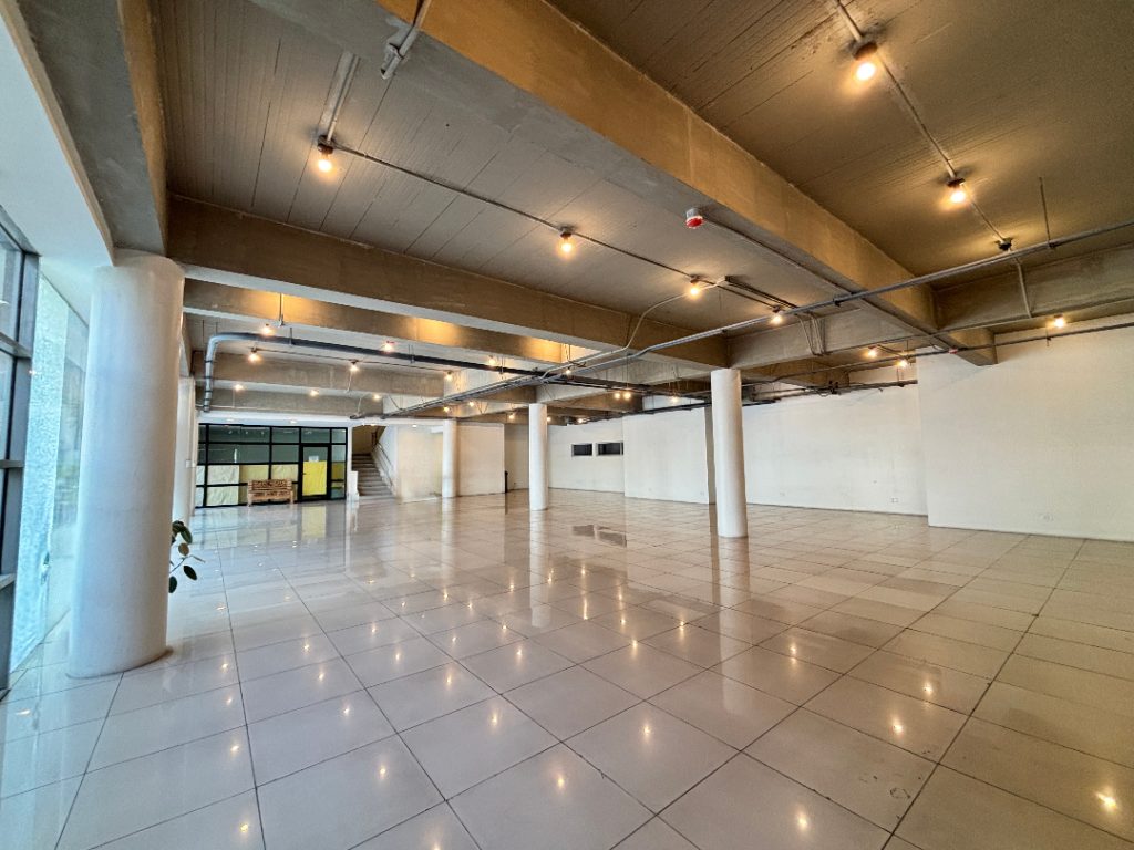 Quezon Ave 3 Story Building — photo 2